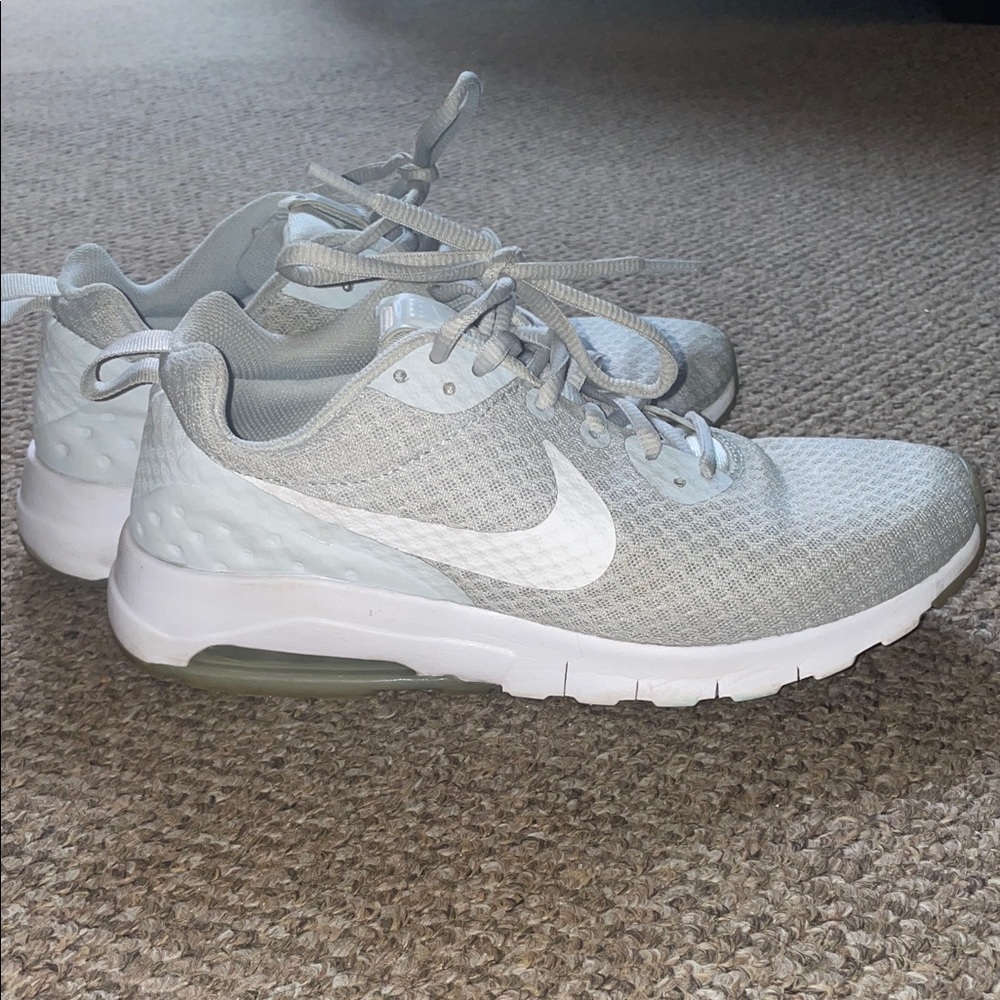 Nike Women's Light Gray Sneakers